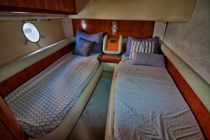 Guest cabin with twin beds on the Azimut 58 Fly