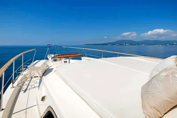 Bow of the Hatteras 61 looking toward the coast